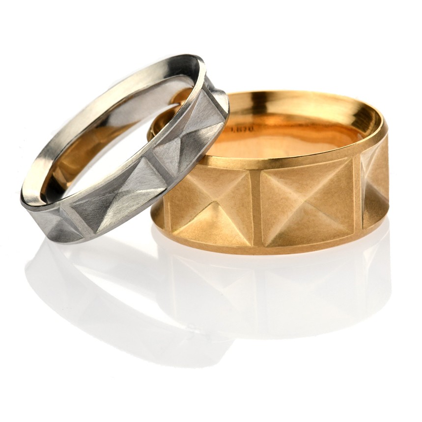 'Gefaltet' ist ein besonderer Ehering vom Designer Matthias Grosche, der linke Ehering ist aus 900er Platin und der rechte Ehering aus 750er Gelbgold.
