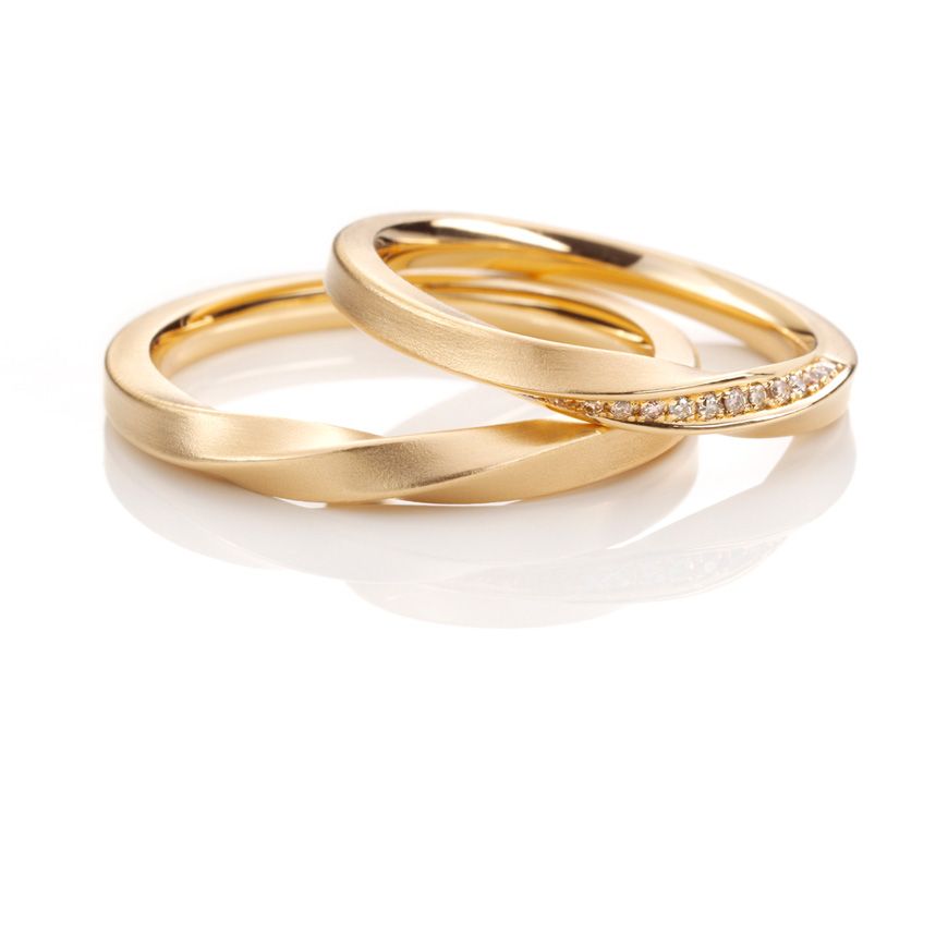 'Drehung' ist ein Unikat-Trauring mit besonderem Design. Der links abgebildete Ring wurde aus 750er Rosegold gefertigt, der rechte aus 750er Rosegold zusätzlich mit Brillanten versetzt.