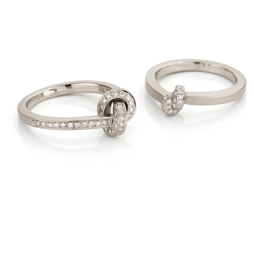„Knoten“ ist ein außergewöhnliches Verlobungsring-Modell aus dem Hause Grosche. Die beiden abgebildeten Ringe sind aus 750er Weißgold gefertigt und jeweils mit Brillanten versetzt.