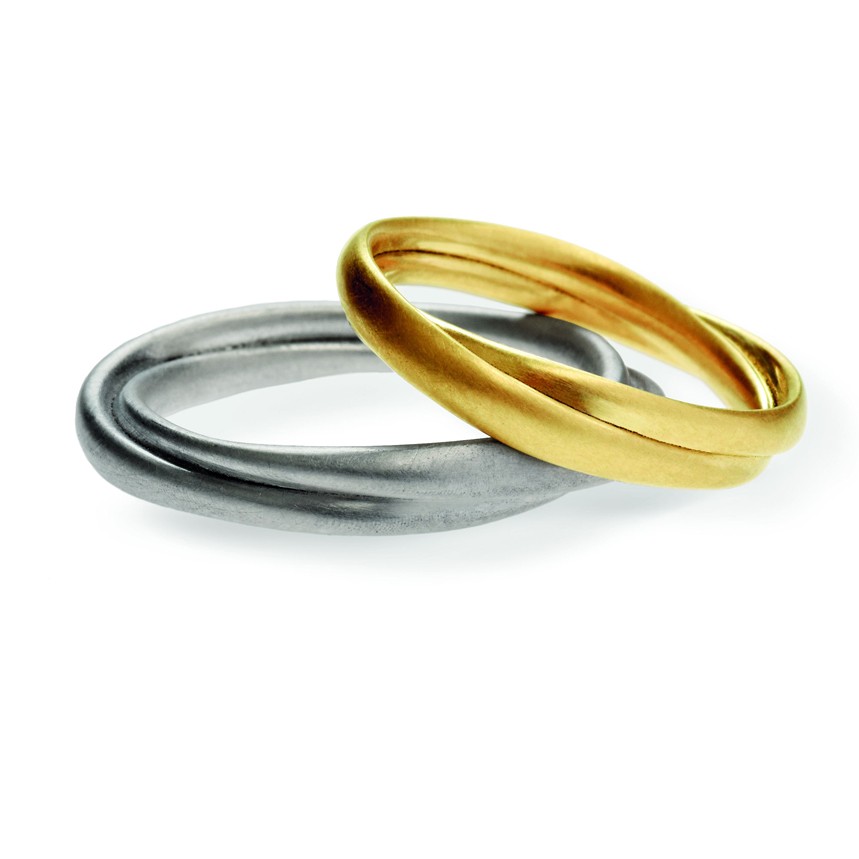'Acht' ist ein außergewöhnlicher Trauring vom Designer Matthias Grosche, der linke Ehering ist aus 950er Platin und der rechte Ehering aus 750er Gelbgold.