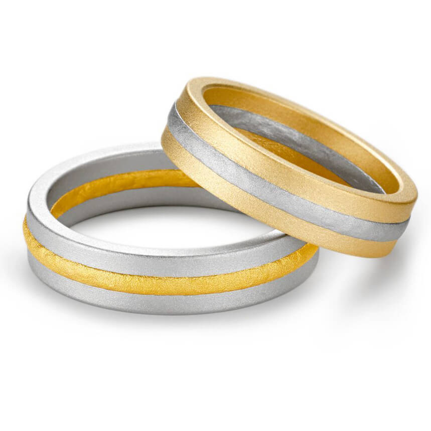 'Fusion' ist ein Designer-Ehering von Goldschmied Matthias Grosche. Der linke Ring wurde aus 950er Platin, sowie aus 1000er Gelbgold gefertigt, der rechte Ring aus den Bestandteilen 750er Gelbgold und 1000er Platin.