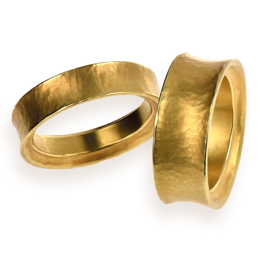 'Geschmiedet II' ist ein besonderer Trauring in 750er Gelbgold (Fair-Trade-Gold) aus dem Hause Grosche, wobei in den linken Trauring ein Diamant eingefasst werden kann.