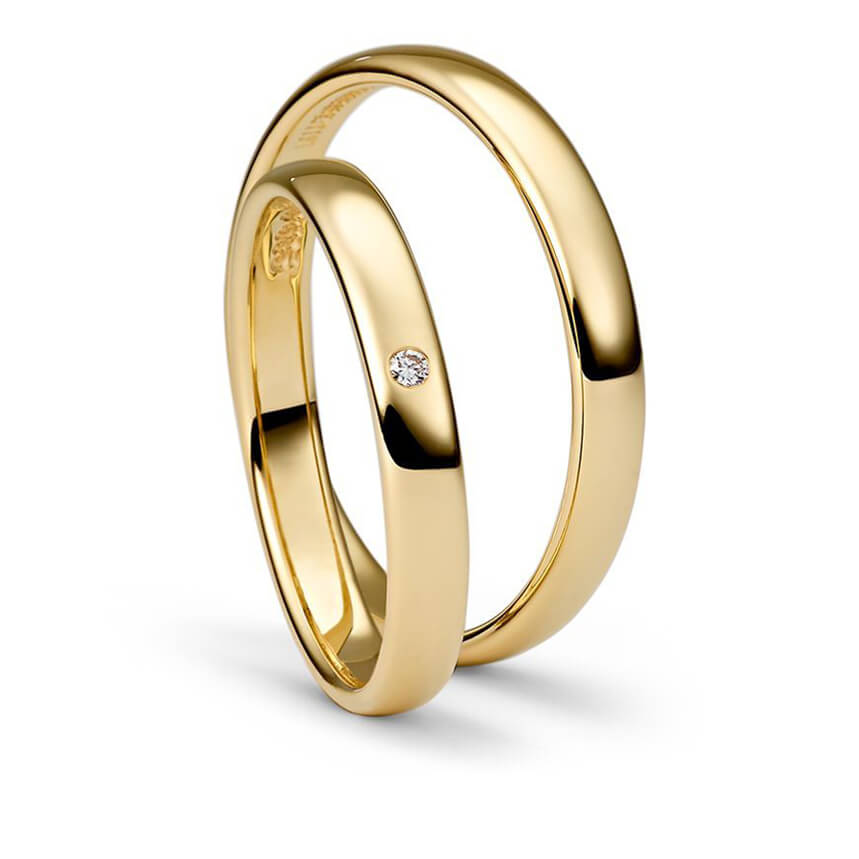 'Gloss' ist ein Designer-Ehering aus dem Hause Grosche. Das besondere Design wurde beim links abgebildeten Ring aus 750er Gelbgold hergestellt und zusätzlich mit einem Brillanten versetzt, der rechts abgebildete Ring aus 750er Gelbgold.