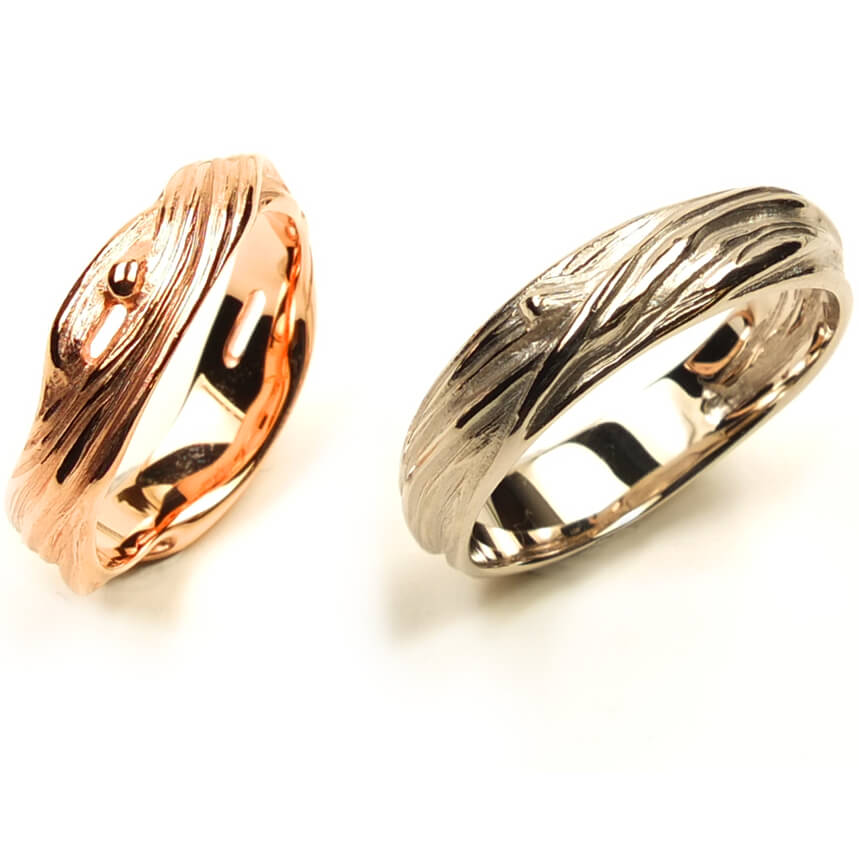 'Grasringe' ist ein außergewöhnlicher Trauring. Der linke Ring wurde aus 750er Rotgold gefertigt, der rechte Ring aus 950er Platin.