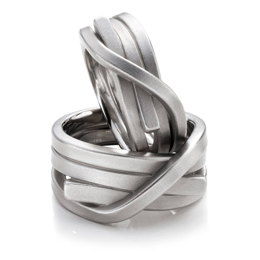 'Knoten Maritim' ist ein besonderer Ehering aus Edelstahl. Dieser außergewöhnliche Designer-Ring wurde von Goldschmied Matthias Grosche gefertigt.