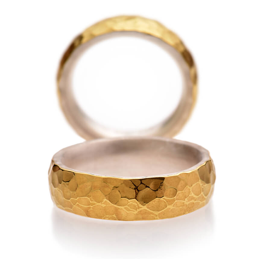 'Spuren' ist ein ausgefallener Designer-Ehering in 900er Gelbgold und 925er Silber aus dem Hause Grosche.
