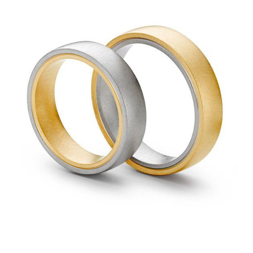 'Tango' ist ein außergewöhnlicher Designer-Ehering im Bicolor Stil. Der im Hause Grosche gefertigte Ring ist aus 750er Gelbgold, sowie aus 950er Platin gefertigt.