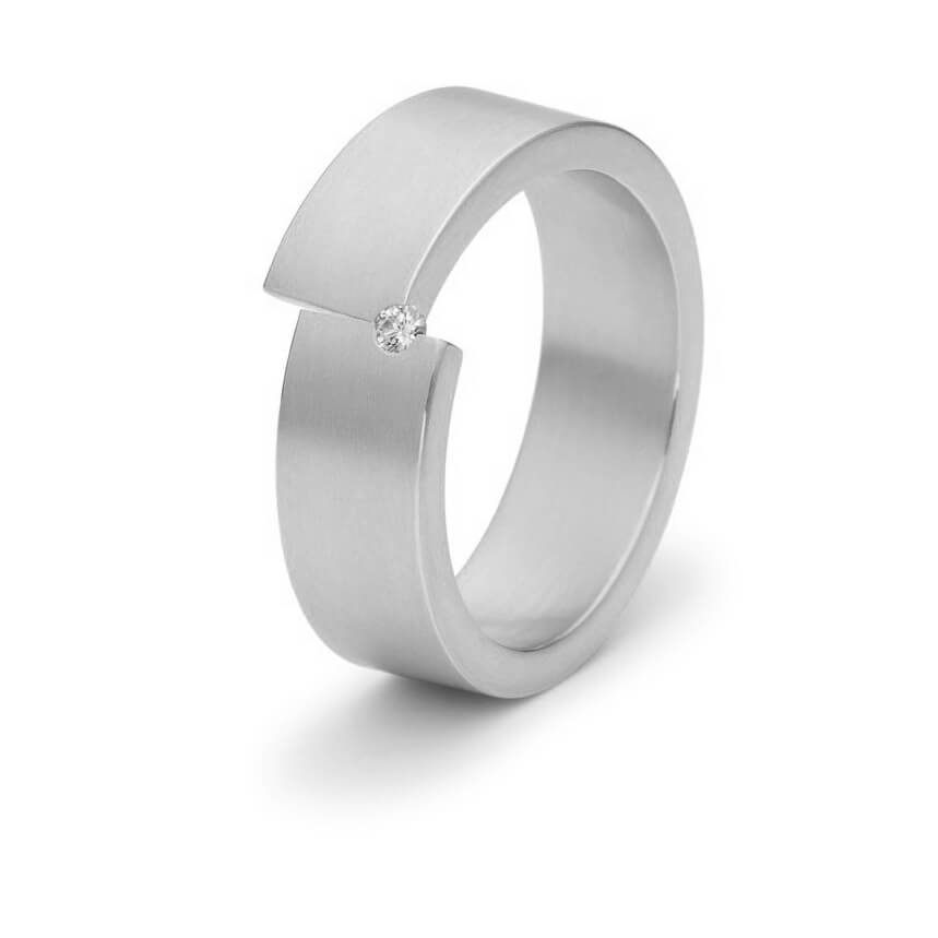 „Tectus“ ist ein besonderer Designer-Verlobungsring. Das verarbeitete 950er Platin wird oberhalb des Ringes durch einen Brillanten verziert.