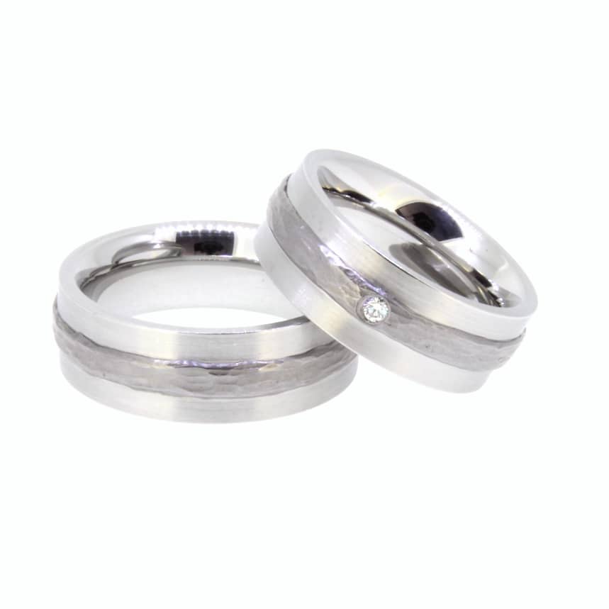 'Linear II' aus dem Hause Grosche, ist ein besonderer Designer-Ehering aus Edelstahl und Tantal. Der oben abgebildete Ring wird zusätzlich durch einen Brillanten verziert.